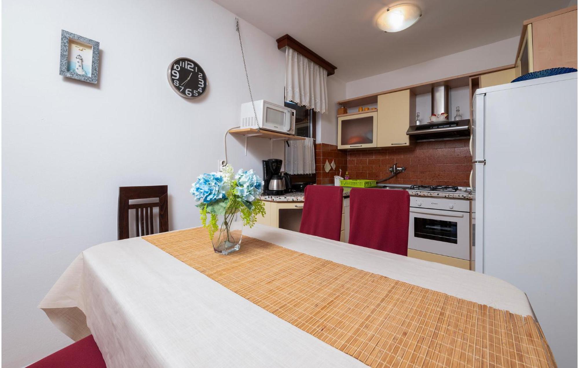 Apartment In With Kitchen Pula