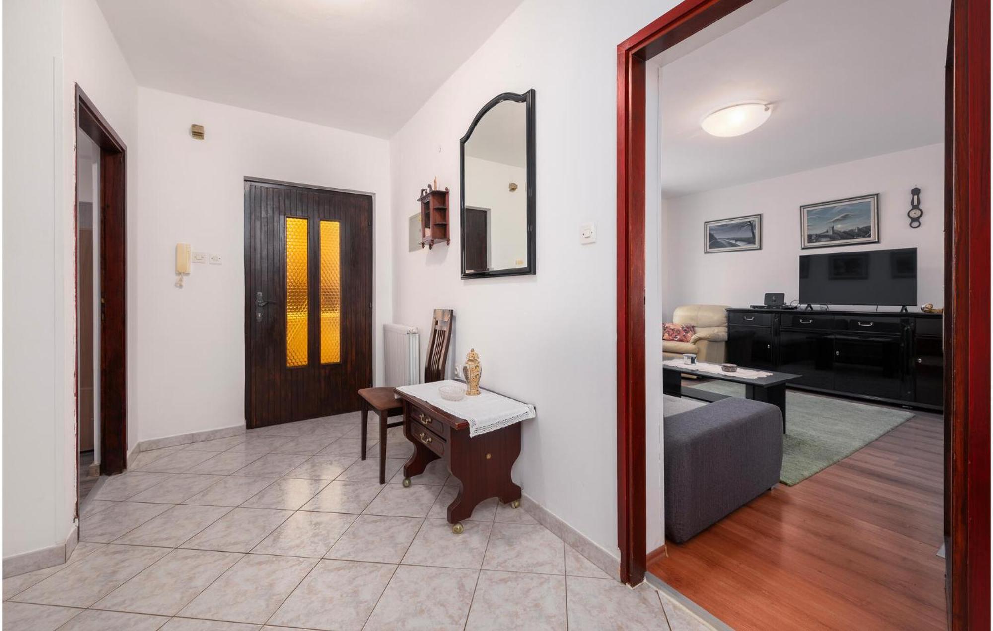 Apartment In With Kitchen Pula